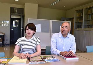 岩手県農業研究センター 環境部 病理昆虫研究室 主査専門研究員 岩舘康哉さん(右)、同研究室 佐々木陽菜さん(左)