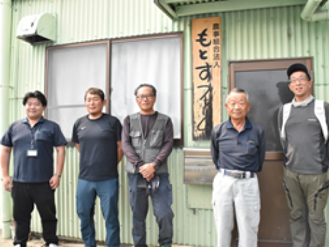 農事組合法人もとすファームのみなさん。右から梶原功次さん、髙坂裕代表理事、福田武生さん、山田智之さん。ＪＡぎふ営農部米穀課の佐藤昭仁主任