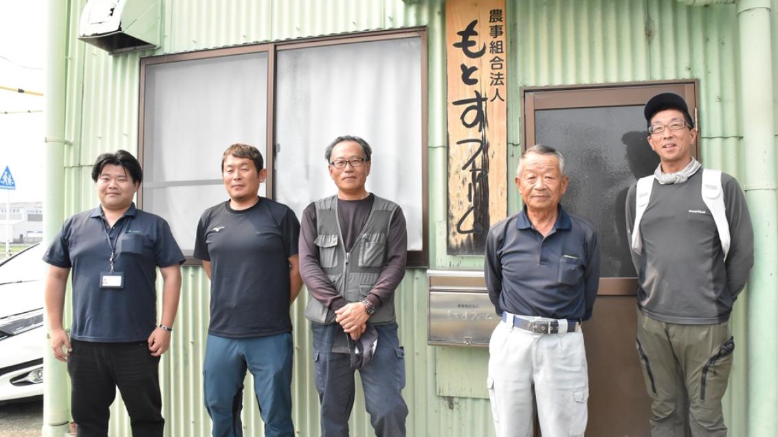 農事組合法人もとすファームのみなさん。右から梶原功次さん、髙坂裕代表理事、福田武生さん、山田智之さん。ＪＡぎふ営農部米穀課の佐藤昭仁主任
