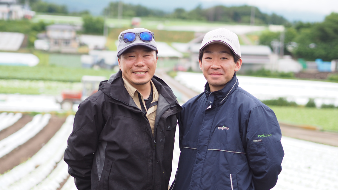 【JA長野八ヶ岳 南牧支所 販売指導課 営農指導員の林 雅人さん（写真右）とレタス農家 菊池翔太さん（写真左）】