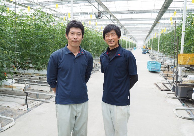 松本社長（左）と栽培管理担当の美谷
