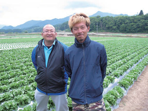 JA長野八ヶ岳 川上支所 販売指導課の山田輝明さん（左）と管内農家の赤堀博之さん（右）