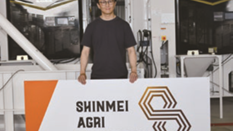 松木飛鳥さん。同社は認定農業者も取得しており、事業として米作りやライスセンターの受託作業も請け負う 