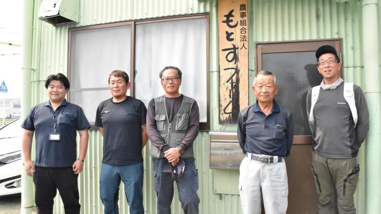 農事組合法人もとすファームのみなさん。右から梶原功次さん、髙坂裕代表理事、福田武生さん、山田智之さん。ＪＡぎふ営農部米穀課の佐藤昭仁主任