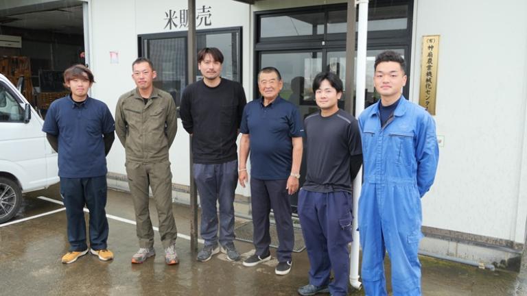 (有)神扇農業機械化センター代表の船川由孝さん、専務の船川智弘さん
