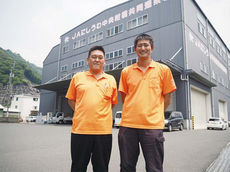 JAにしうわ 日の丸柑橘共同選果部会の谷川孝広事務所長（左）と営農指導の黒田元康さん（右）