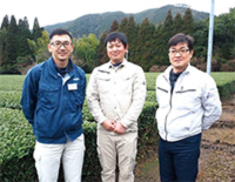 右よりJA南さつま知覧茶業センターの山口竜司係長、枦川克可さん、弊社営業担当 長沢慎太郎