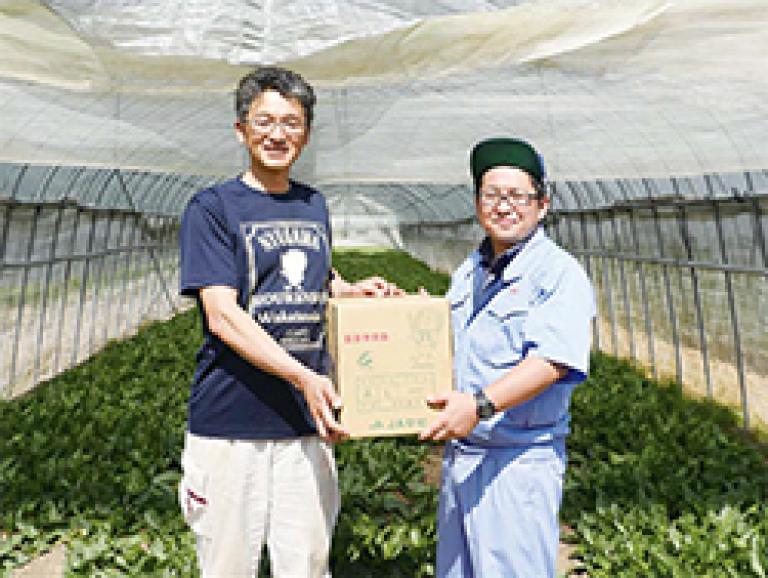 丹生川蔬菜出荷組合の瀬上幸喜組合長（左）と、JAひだ高山営農センター営農課の下垣内崇係長（右）