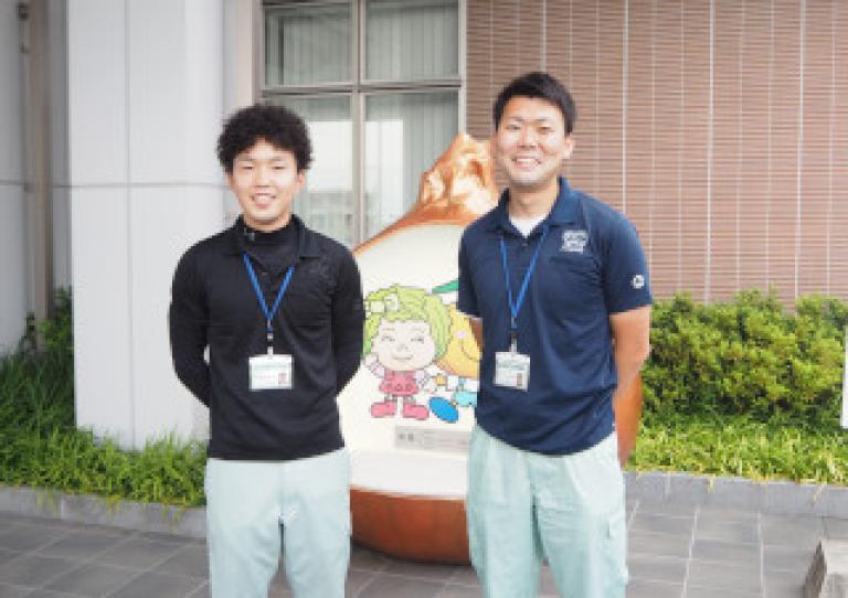 JAあわじ島 榎列支所営農係の武田和也さん（左）と賀集支所営農係の古住彰梧さん(右)