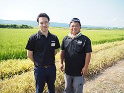 薬剤の情報収集にも余念がない猪俣さん（写真左は弊社仙台支店 藤巻）