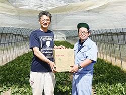 丹生川蔬菜出荷組合の瀬上幸喜組合長（左）と、JAひだ高山営農センター営農課の下垣内崇係長（右）