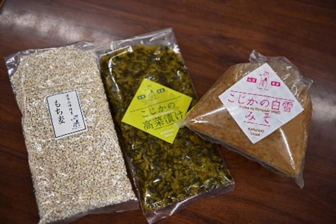 小鹿ファームで製造するもち麦、高菜漬け、白雪みそ