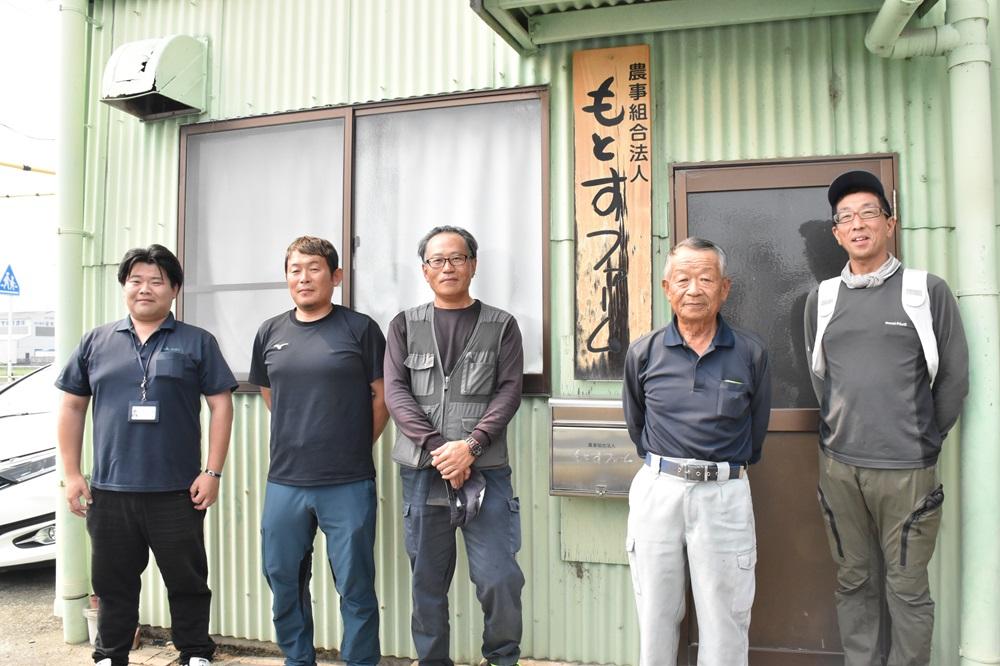 農事組合法人もとすファームのみなさん。右から梶原功次さん、髙坂裕代表理事、福田武生さん、山田智之さん。ＪＡぎふ営農部米穀課の佐藤昭仁主任
