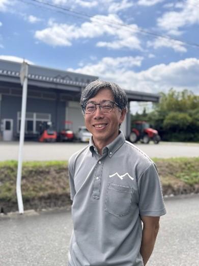屋外で微笑む株式会社茶木農場 茶木俊文さん