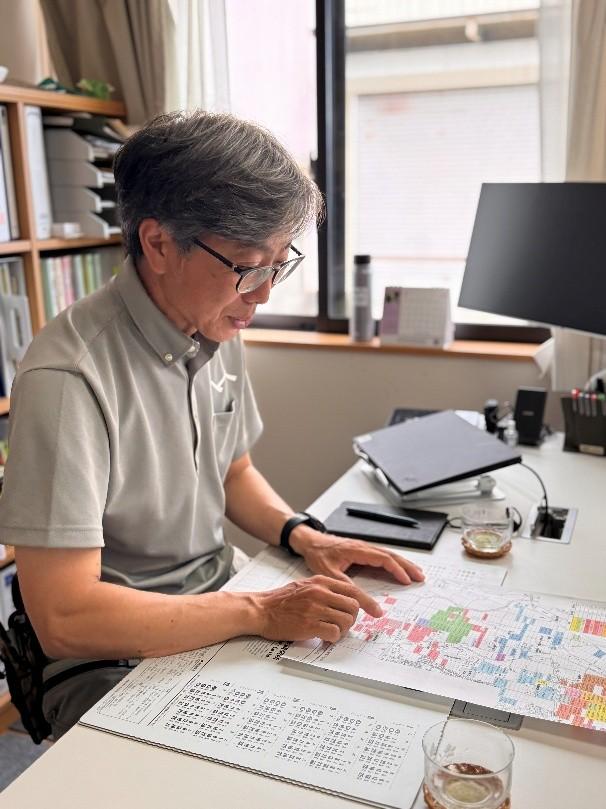 机で資料を見ながら説明する株式会社茶木農場 茶木俊文さん