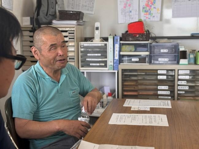机で書類を前に説明する金屋本江アイリスファーム 副代表理事 中島龍二さん