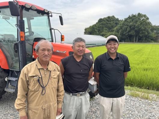 農事組合法人光明寺営農組合の浦野　粋陽さん（中） JA高岡　営農指導員　二谷　慎亮さん (右)