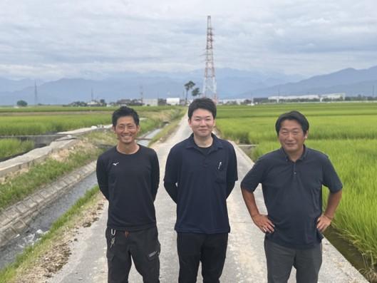 松島 修二さん（左）、松島 功治さん（右）ＪＡくろべ　営農指導課　林　敬裕さん（中央）